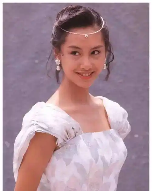 一,朱茵让我们先来看一下朱茵,大家是否还记得她在大话西游中的名