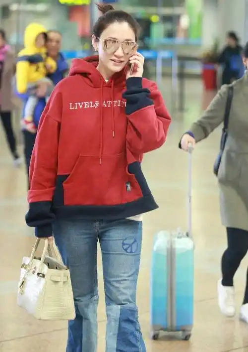 李小冉的身材高挑笑容甜美,穿上红色卫衣搭配牛仔裤,时尚又优雅_显得