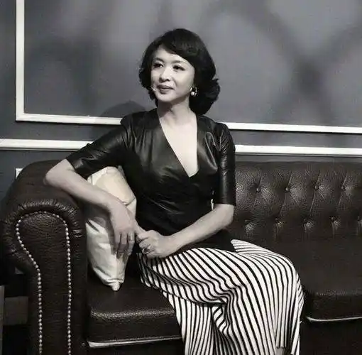 51岁金星为延长寿命,停止服用药物,男性特征越来越明显_变性_身材