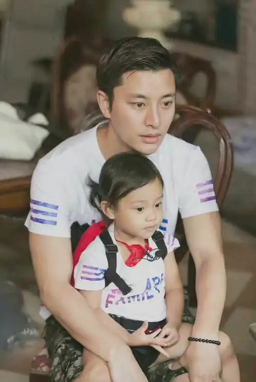 贾乃亮晒合照祝甜馨生日快乐#贾乃亮微博发文晒合照为可爱的小甜芮祆