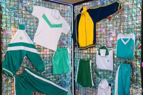 广州100件校服惊现乐峰广场,呼唤一场青春的回忆!