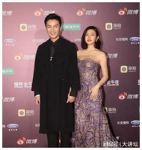 陈妍希超强气场穿抹胸裙放asmr老公陈晓玩呆像小跟班超吸睛