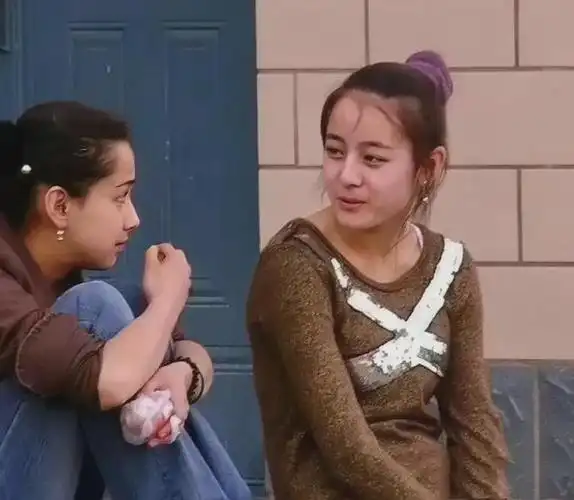 出道前迪丽热巴的照片和小闺密在聊天那时还很青涩少女感满满