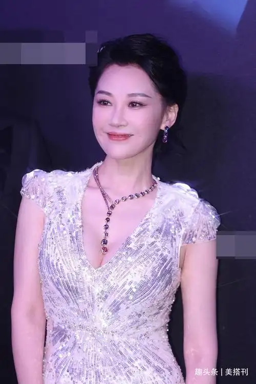 52岁许晴太绝了穿深v亮片裙性感不艳俗状态比童瑶佘诗曼还好