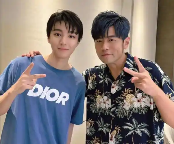 被"双j"接连邀请,24岁的王俊凯,终于证明自己的"江湖地位"|王源