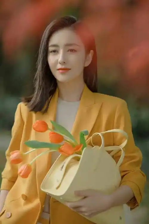 佟丽娅中长发太美了,一身橙色西装干练又甜美,笑容灿烂韵味十足_背包