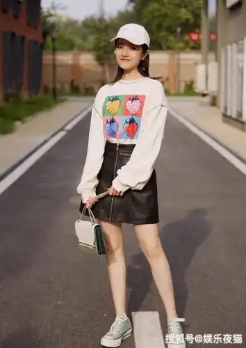 李兰迪瘦身后越发高调了,穿黑色紧身裙配板鞋,秀窈窕身姿美呆了