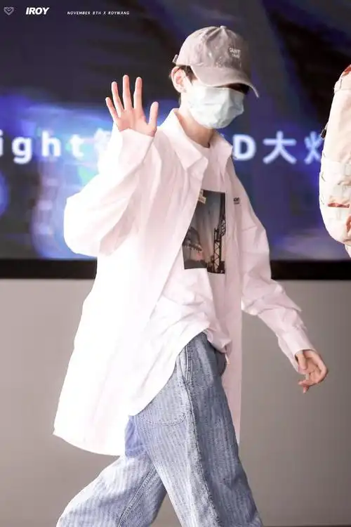 王源的私服look:日落街头景象印花短袖搭配条纹抽绳牛仔裤,休闲穿搭看