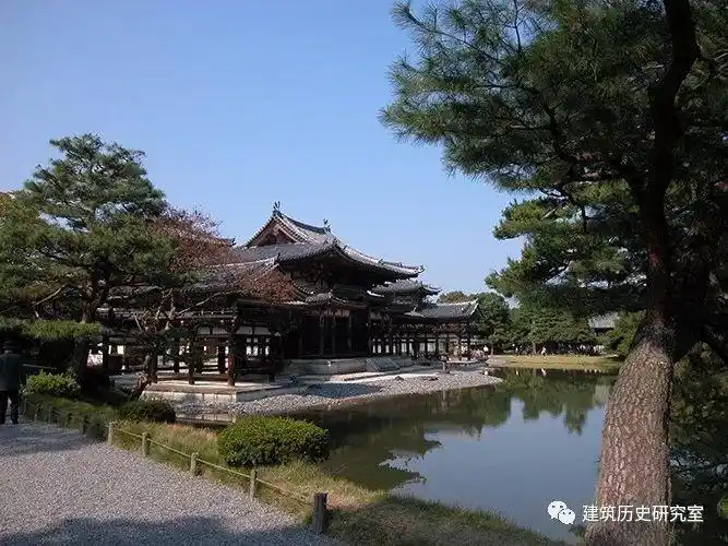 经云:"有七宝池,八功德水充满其中.