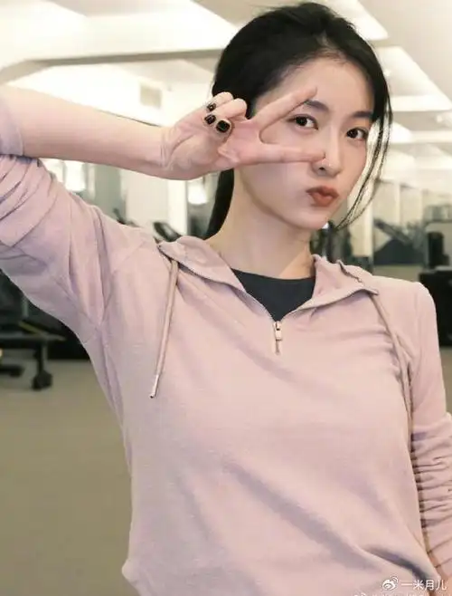 那么本期我们一起说下艺人张雪迎,作为一个97年出生的艺人呢,也出道了