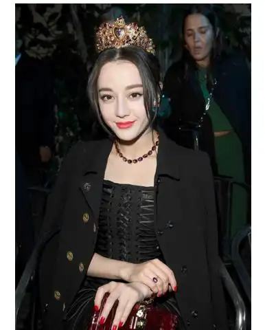 迪丽热巴头戴皇冠美艳十足,宛如童话里公主,网友表示:似小仙女