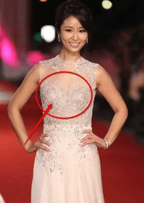 林心如穿蕾丝礼服, 胸前有点透 网友: 乳贴垫上去像小果冻!