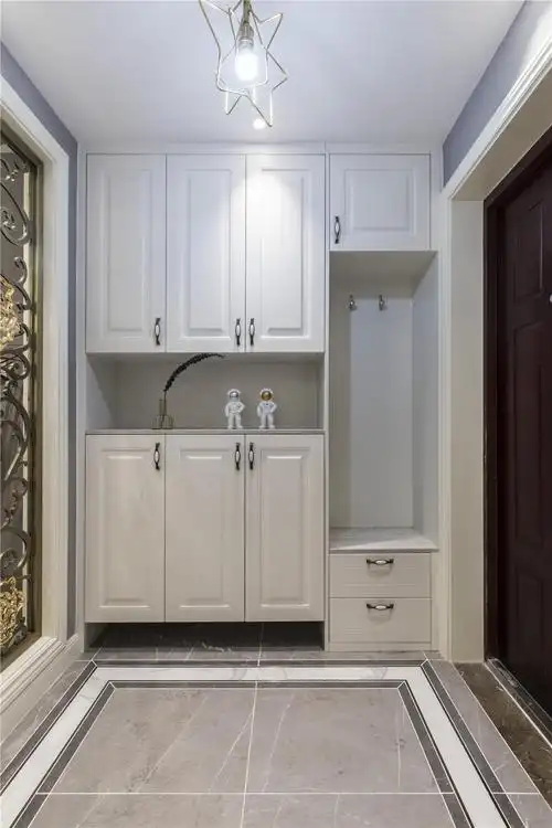 欧风玄关四居室效果图 简欧风四居室装修玄关鞋柜设计 吊灯 装饰画