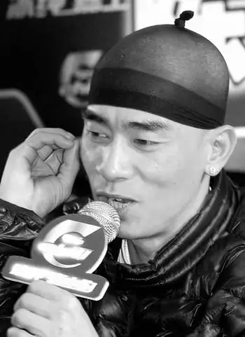 光头陈小春开唱 演陈真没压力