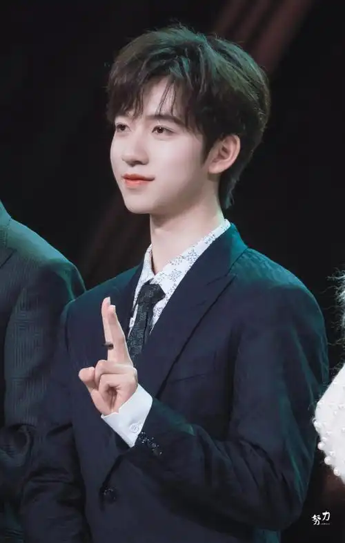 #微博之夜阵容官宣##和贺峻霖点亮微博之夜#