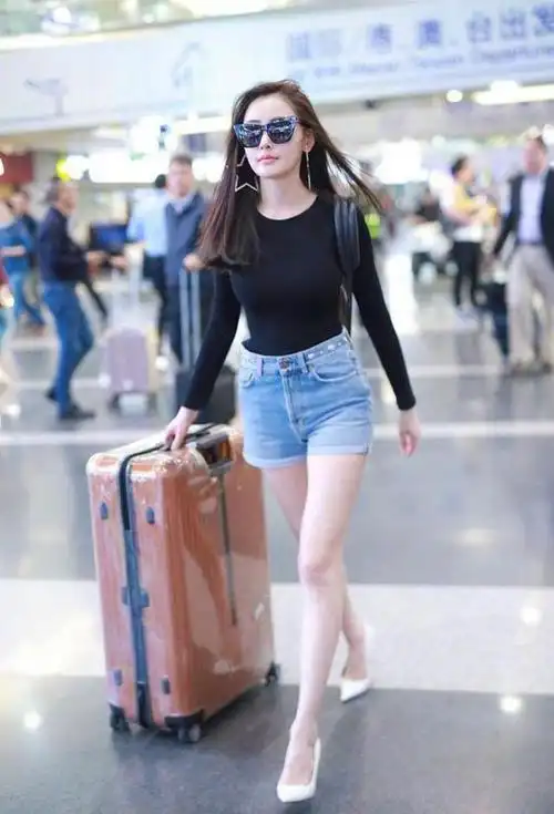 张天爱真会打扮穿二分裤还配高跟鞋显得腰又细腿又长