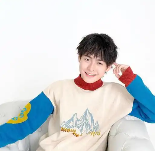 洪雨雷新单曲《蓝色圣诞树》上线 细腻展现忧郁情深