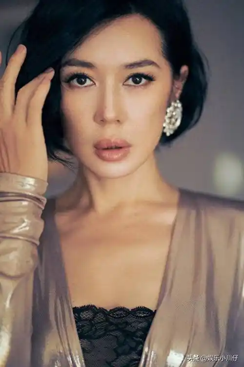 余男,一袭金色礼服亮相长春电影节,尽显高级感_身材_内心_闭幕式