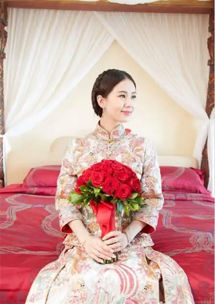 刘诗诗吴奇隆中式婚纱照 喜庆又甜蜜