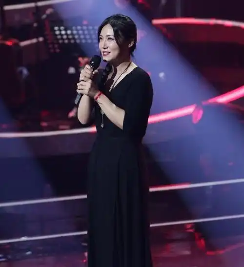 本届《中国好声音》,刘郡格作为谢霆锋的超级小迷妹而顺利进入其战队