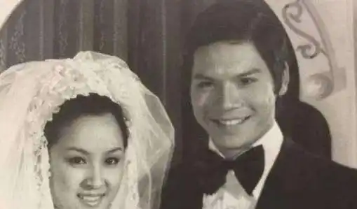 1973年,李小龙死在她床上,向华强娶她为妻,这位女星后来怎样了_丁佩