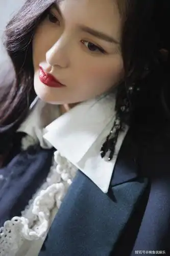 原创不愧是出了名的腿精37岁唐嫣西装扮相又飒又美美腿好性感