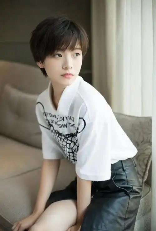 2000年4月22日李庚希出生,从小喜欢表演;在美国念书