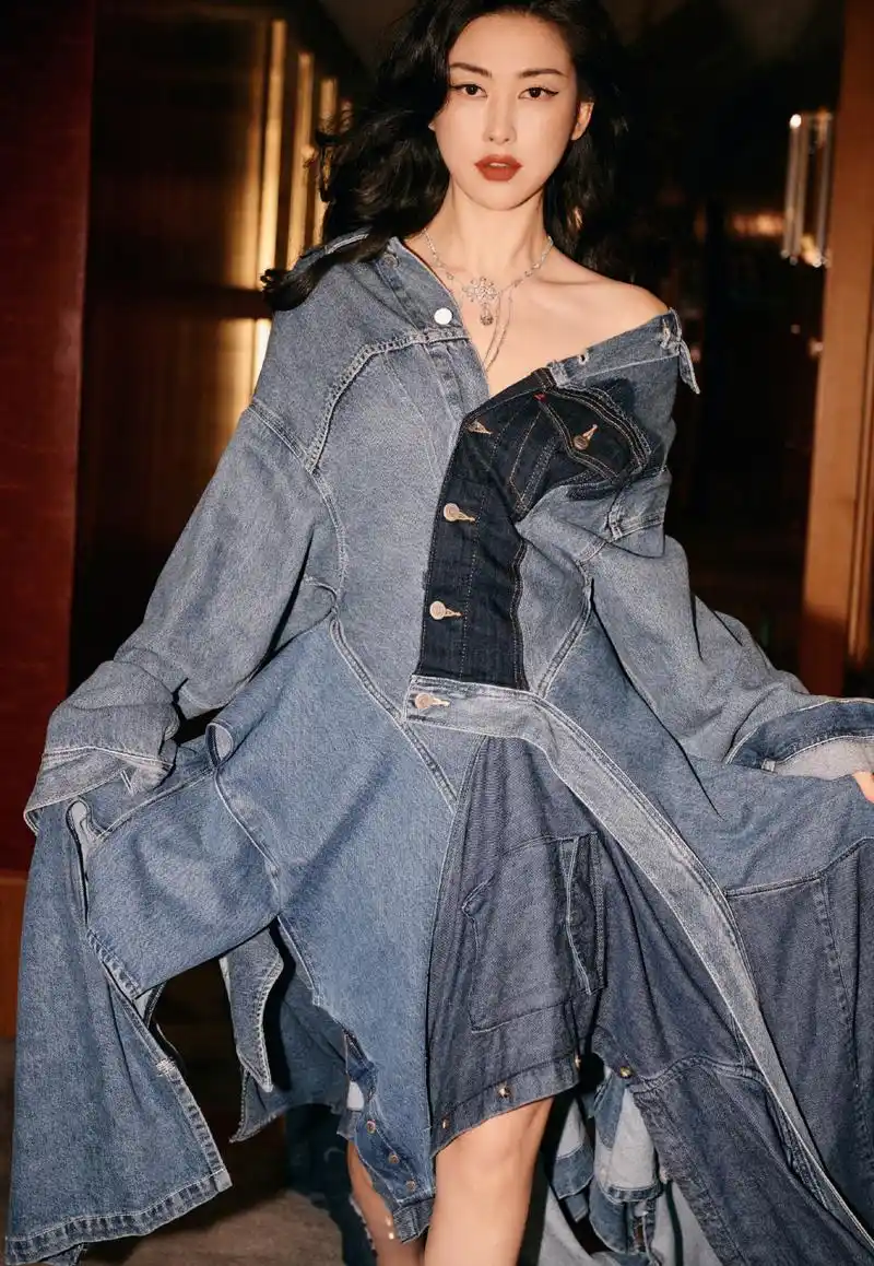 朱珠身着蓝色牛仔乞丐拼接连衣裙,展现出别样的风采.