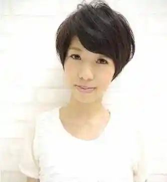 女生中间短两边长刘海发型图片