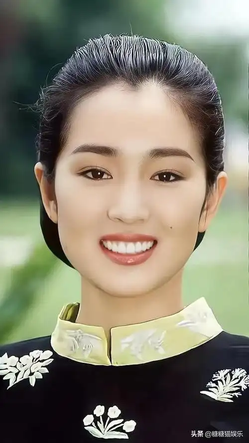 巩俐年轻时明艳动人,就这样的颜值还有人说不美_网易订阅