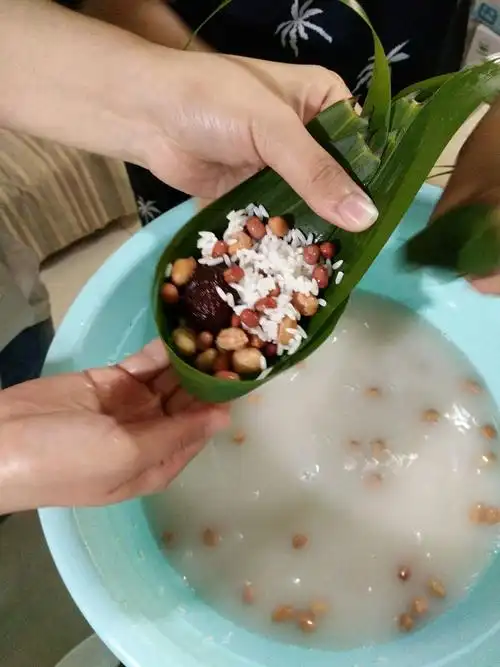 居民亲手包粽子 邻里欢乐度佳节