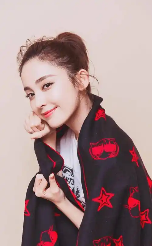 31岁古力娜扎身材凹凸有致,性感迷人演艺之路最亮点,如何保持水蜜桃般