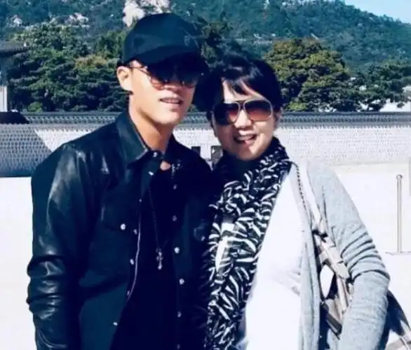 父亲是老戏骨,继母是知名演员,心疼离异的母亲,晚年仍孤身一人|杜淳