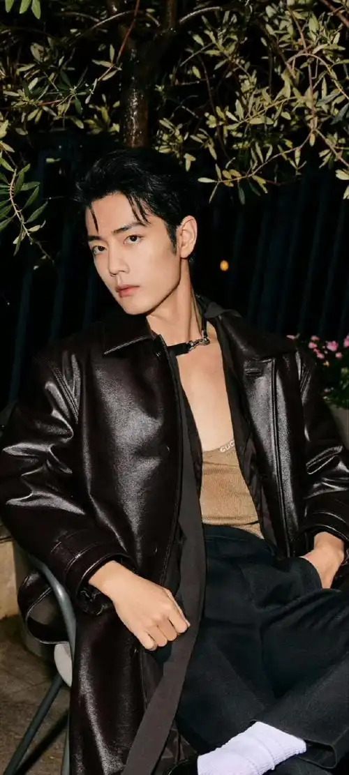 肖战晒米兰明信片##肖战看秀look##gucci大秀