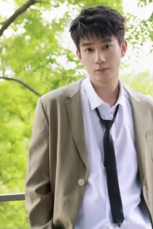 王子奇的时装造型也很帅气,相较下感觉更适合时装,他在《只是结婚的