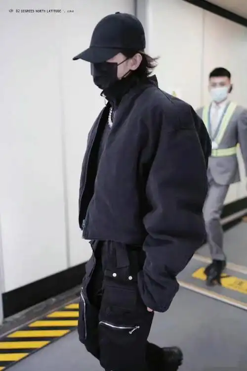 蔡徐坤机场造型硬朗有型三开门冰箱成优越身材新热词