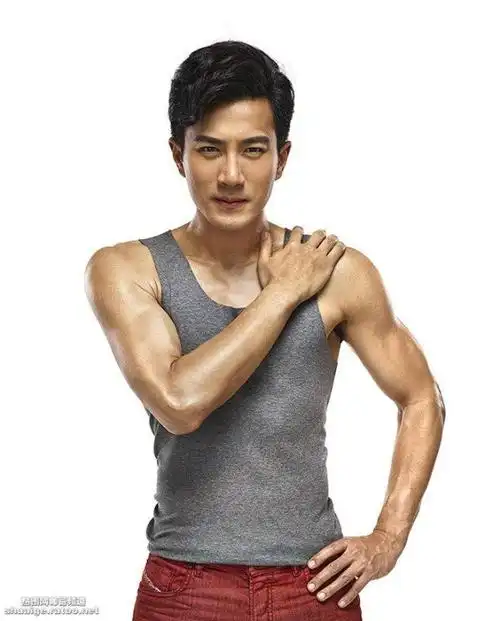 肌肉男:肌肉男明星刘恺威时尚写真展性感身材-小虾米