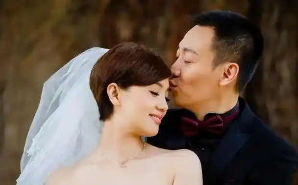 回顾明星夫妻保鲜秘诀:夏雨捧老婆,辛柏青主动认错,鲍蕾靠夸