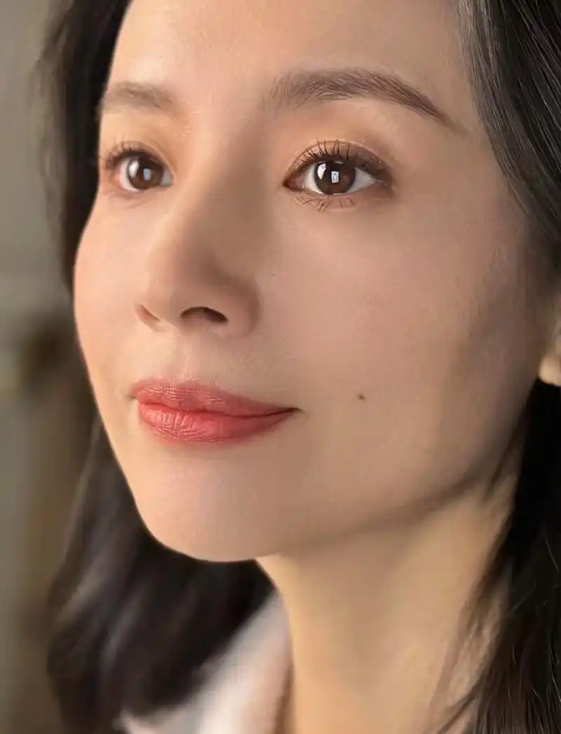 董洁妆后照! 她的五官真的很优越,尤其鼻子,太好看了!