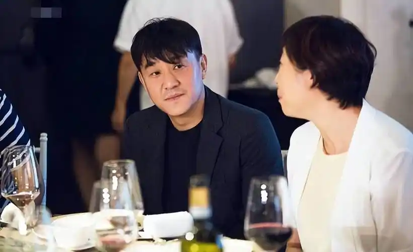 生活"寒碜",30岁依然单身,富家女主动倒贴嫁他,事业枯木逢春_何冰和