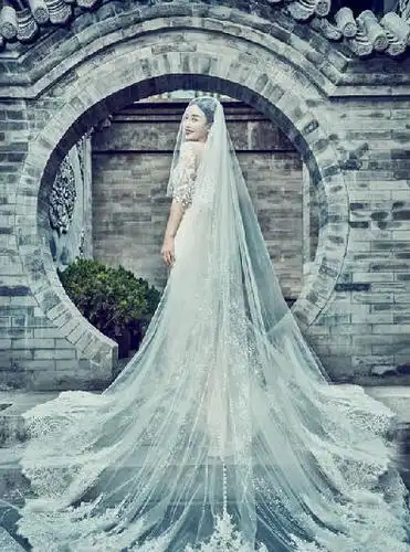 组图:秦岚身披婚纱登封面 穿梭时光灵动唯美
