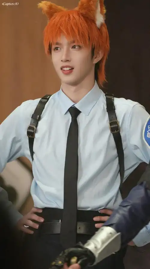 刘耀文cos尼克也太帅了,身材比例绝了,太平洋宽肩超有安全感