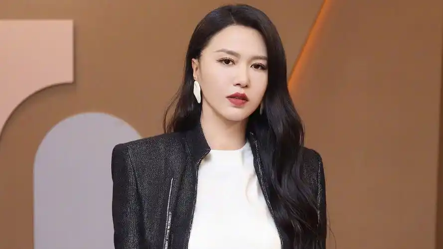 谭维维演唱蒙古人,民族唱腔让人审美疲劳,被吐槽风格从未改变