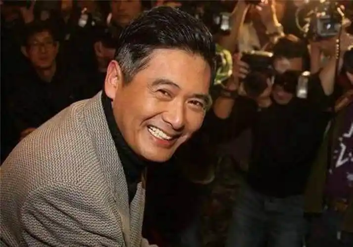 我们从照片里可以看到周润发,在家中穿着非常的简单,一个黑色的运动衫