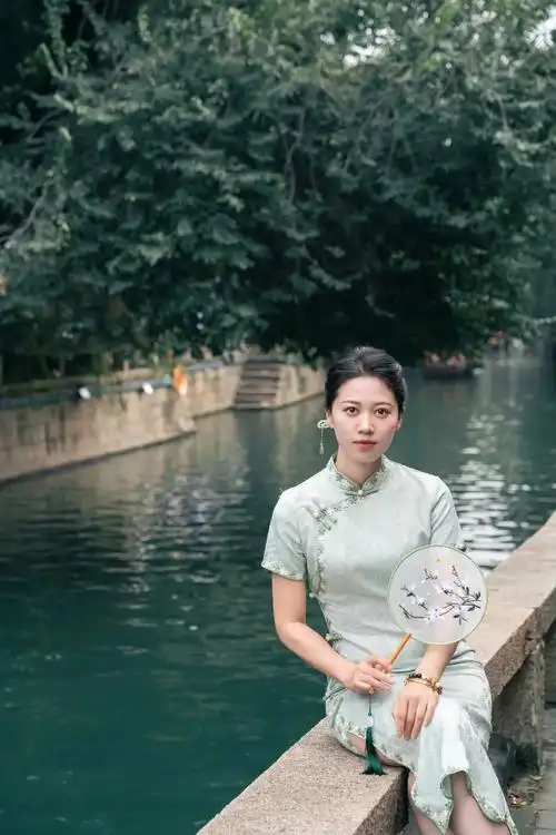 江南烟雨色 #国风古韵 #旗袍 99 蘇州 suzhou  - 抖音