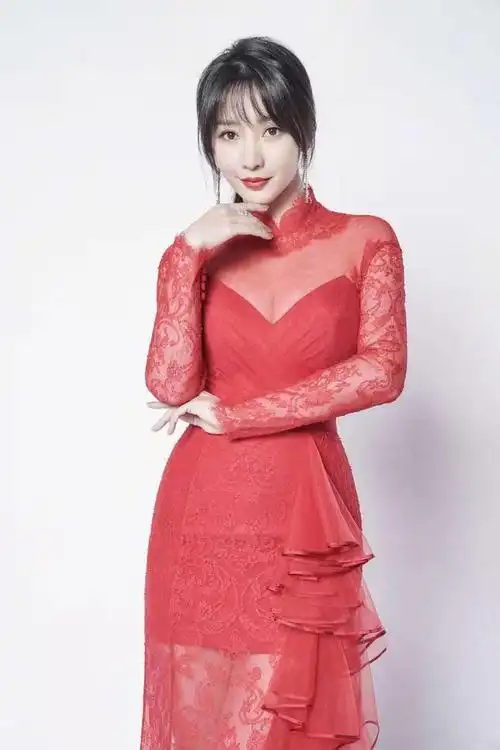 柳岩的好身材真占便宜穿一袭抹胸裙尽显凹凸感女人味十足