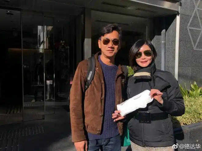 外界纷纷猜测,骆达华是因为结识了身为上海人的妻子卢燕,所以才会离开