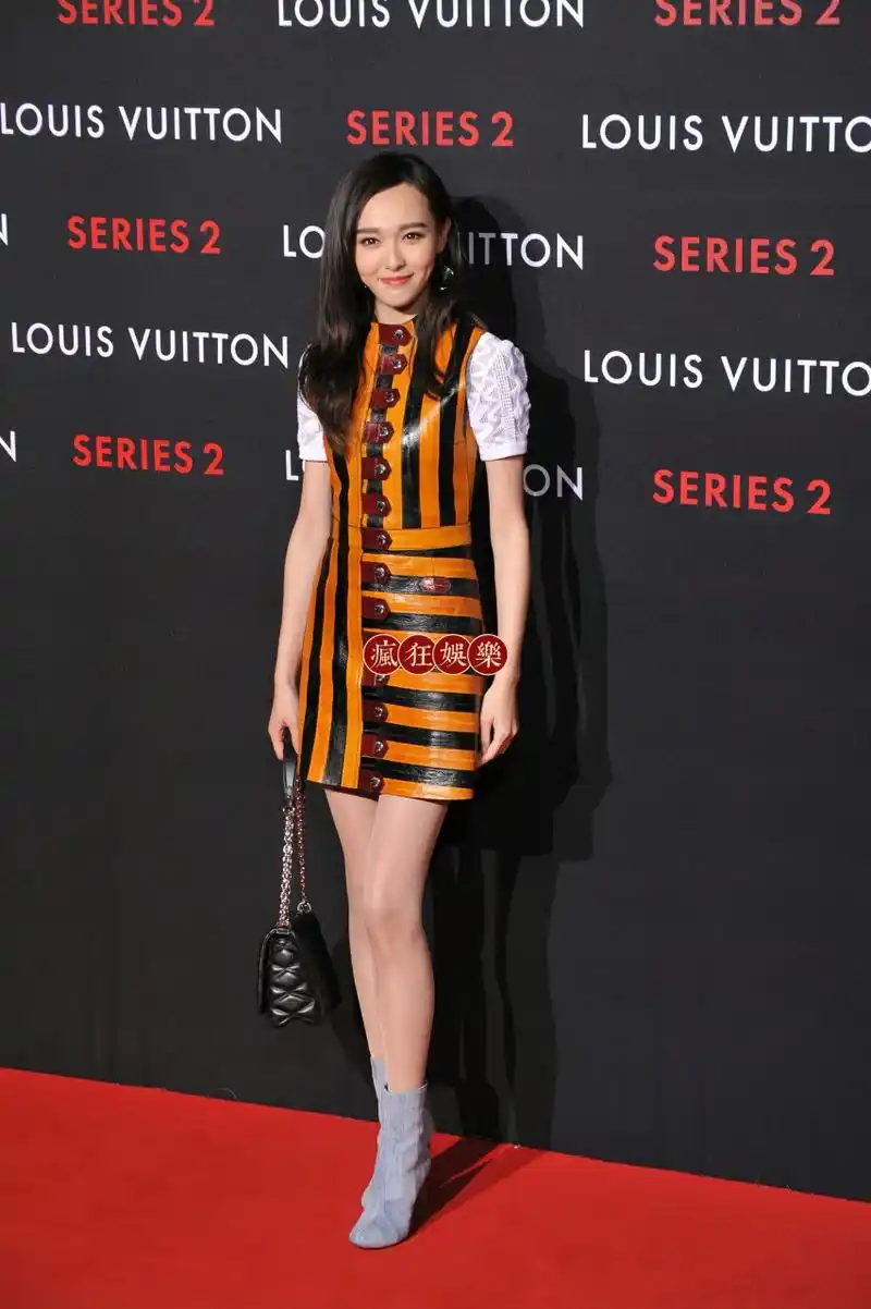 唐嫣活动红毯直拍肉色丝袜搭配皮裙灰色短靴,腿好细