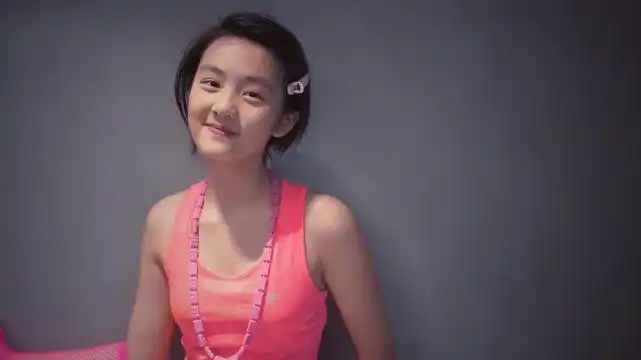 无惧非议黄磊女儿黄多多穿露腰背心做美食好身材超吸睛