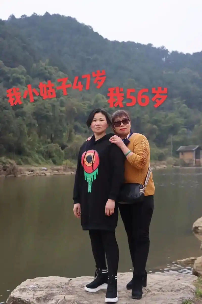 我老公的妹妹好多年没一起拍照,岁月不饶人都老了,#外面空气真 - 抖音